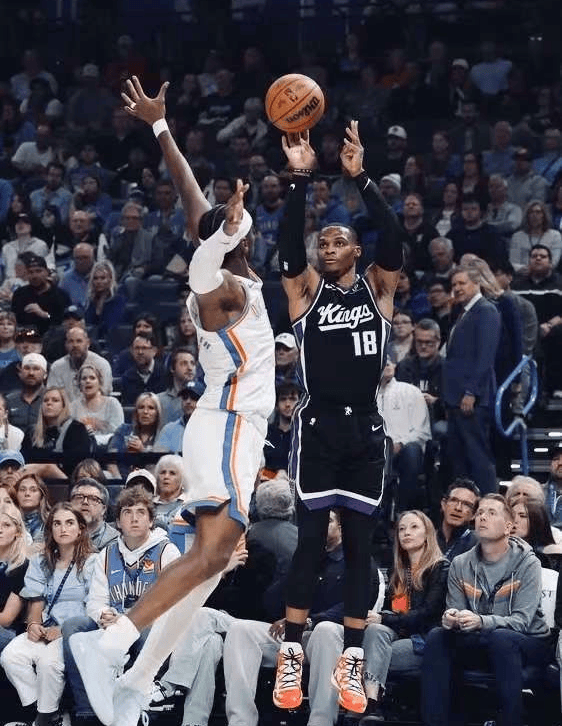 包含萨克拉门托国王国际比赛日再遭质疑；志在欧超杯名次提升；质疑声仍在；医务组通报恢复的词条