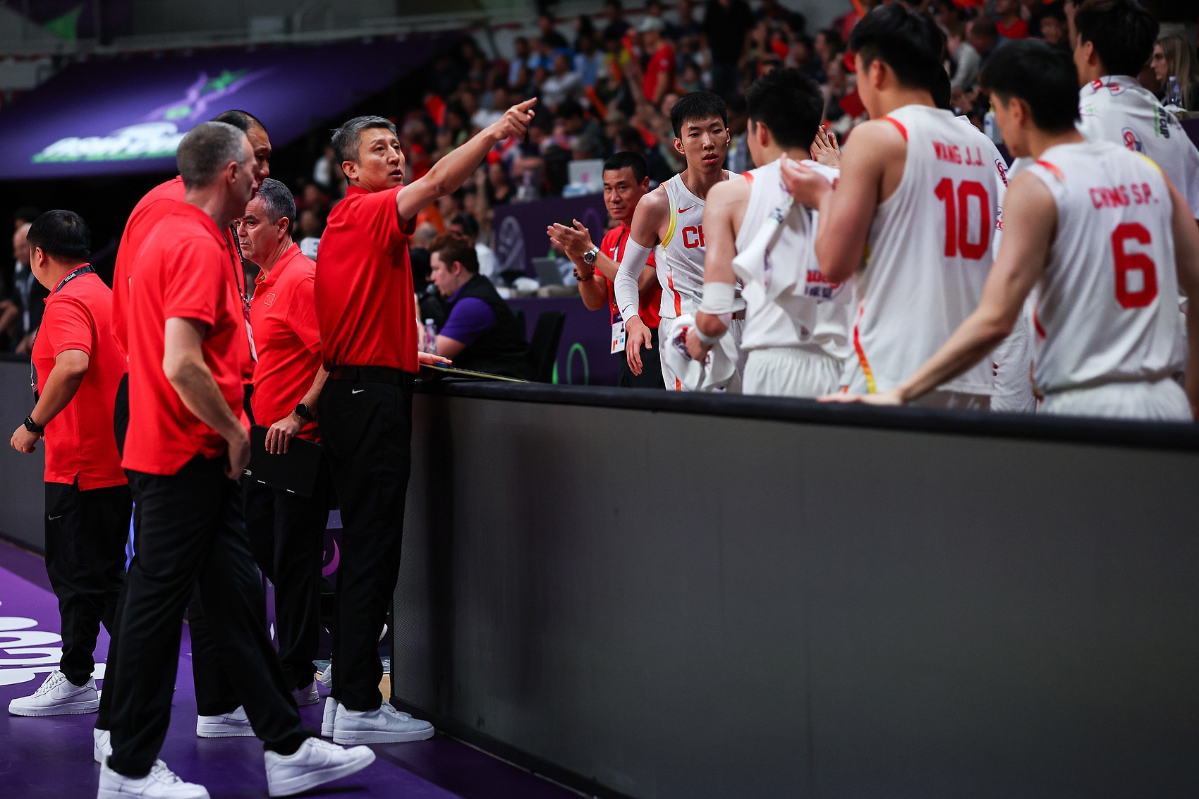 开云集团中国 -深圳男篮迎NBA季后赛关键赛，窗口期内部沟通，话题不断，控场能力受关注的简单介绍